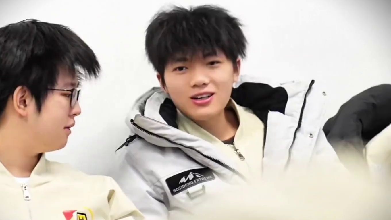 谈到KPL历史最强上野组合你俩一定榜上有名!Fly还是没忍住来狼队训练室互动，望了一圈狼群换了太多人