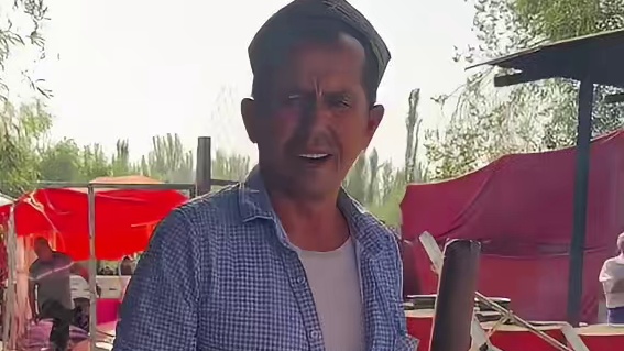 新疆街头水煎包子 皮软软的 煎的焦焦巴巴的谁懂