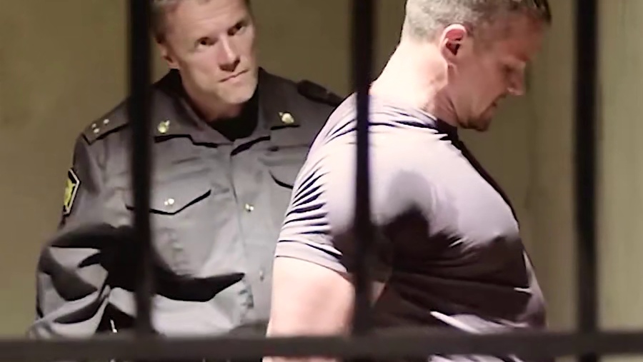 退役老兵被百般羞辱，忍无可忍一人挑战所有人