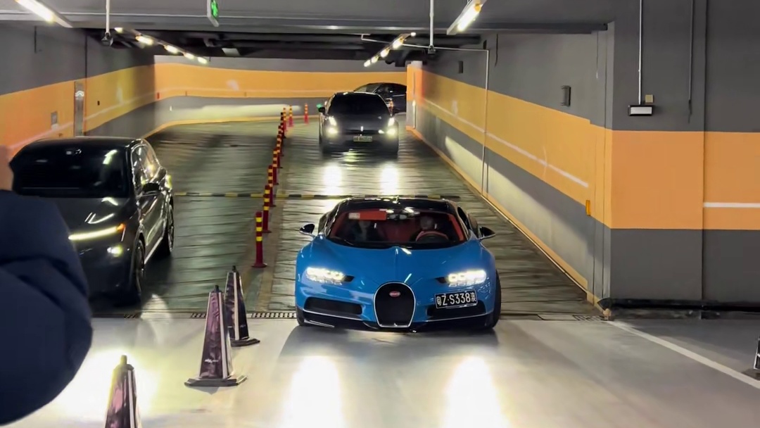 小小酷布加迪惊现杭州街头，真的太顶级了，我们几个彻底疯狂！