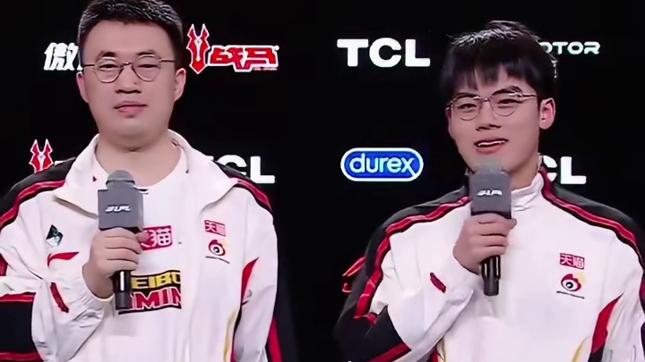 Xiaohu：感觉中单还挺难拿五杀的，当时觉得鸡哥不会给了，但是最后还是守了一下家，给了五杀，谢谢R