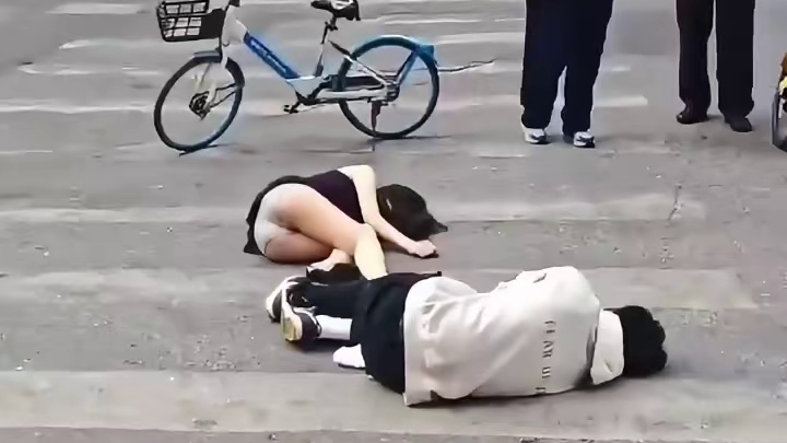 这两人可真是耐得住炎热啊