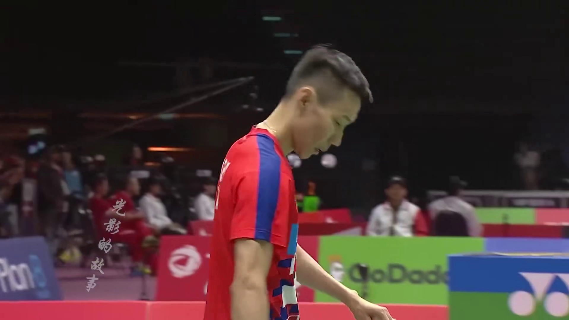 36岁的李宗伟跟21岁的金廷硬刚对攻！老当益壮依旧猛的很！ 36岁的老李，就是硬刚去跟21岁的小伙去