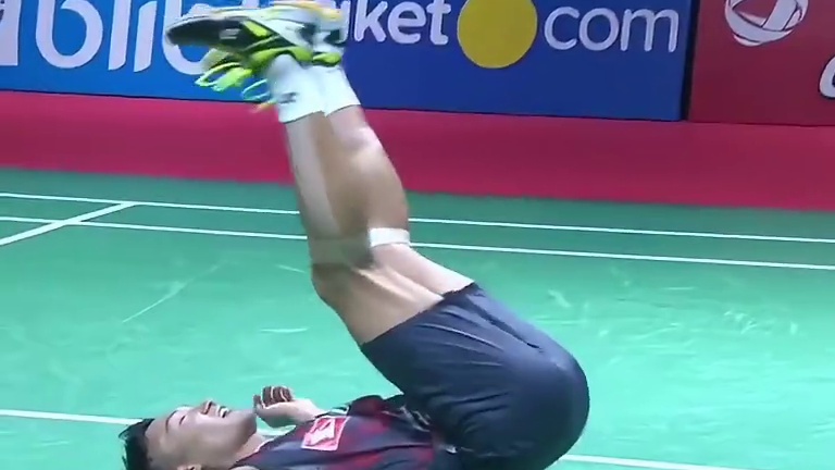 李宗伟职业生涯的最后一场比赛，也是把桃田累得瘫倒在地