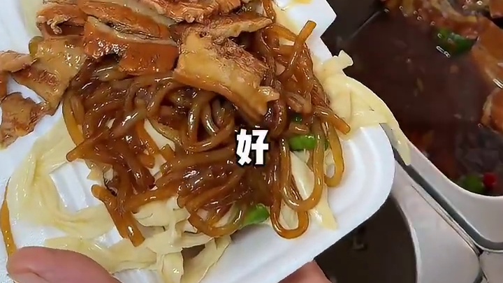 街头偶遇十元盒饭，一盒菜加上一盒饭~竟然还有大肉块