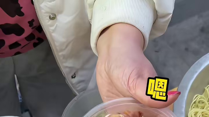 2元一碗的凉面配上高压锅牛杂真的好吃的嘞