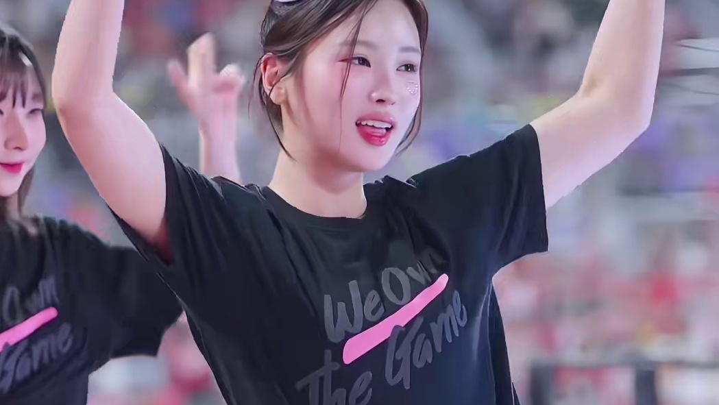 身影如蝶，翩跹于光影之间，不染尘埃