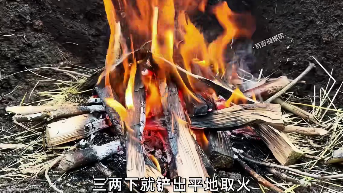男人在零下十几度的雪天，打造带壁炉的地下庇护所。
