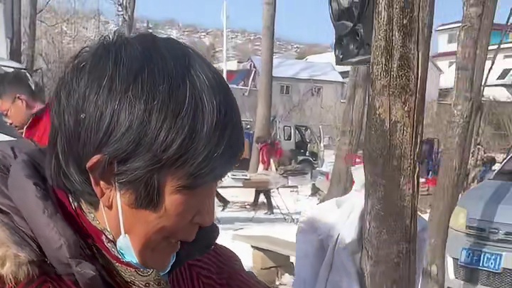 山东大集猪肉摊，现煮出来的猪大肠45一斤，整上半斤辣炒一下配上小酒