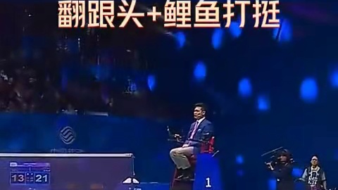 李诗沣翻跟头再现！这次又来了个鲤鱼打挺！李诗沣2比0击败石宇奇夺得2023杭州亚运会羽毛球男单冠军！