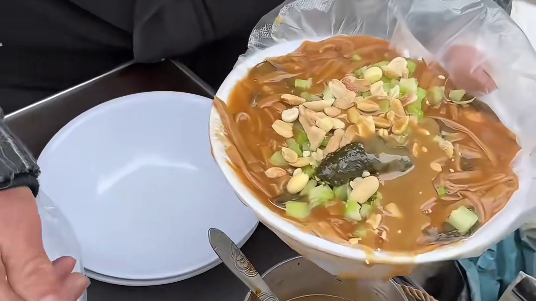 郑州街头大锅烩菜，10块一份带两个馒头，你们都喜欢吃吗？