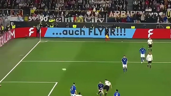 足球场上激烈对决，蓝白黑三队争夺霸主地位！#足球