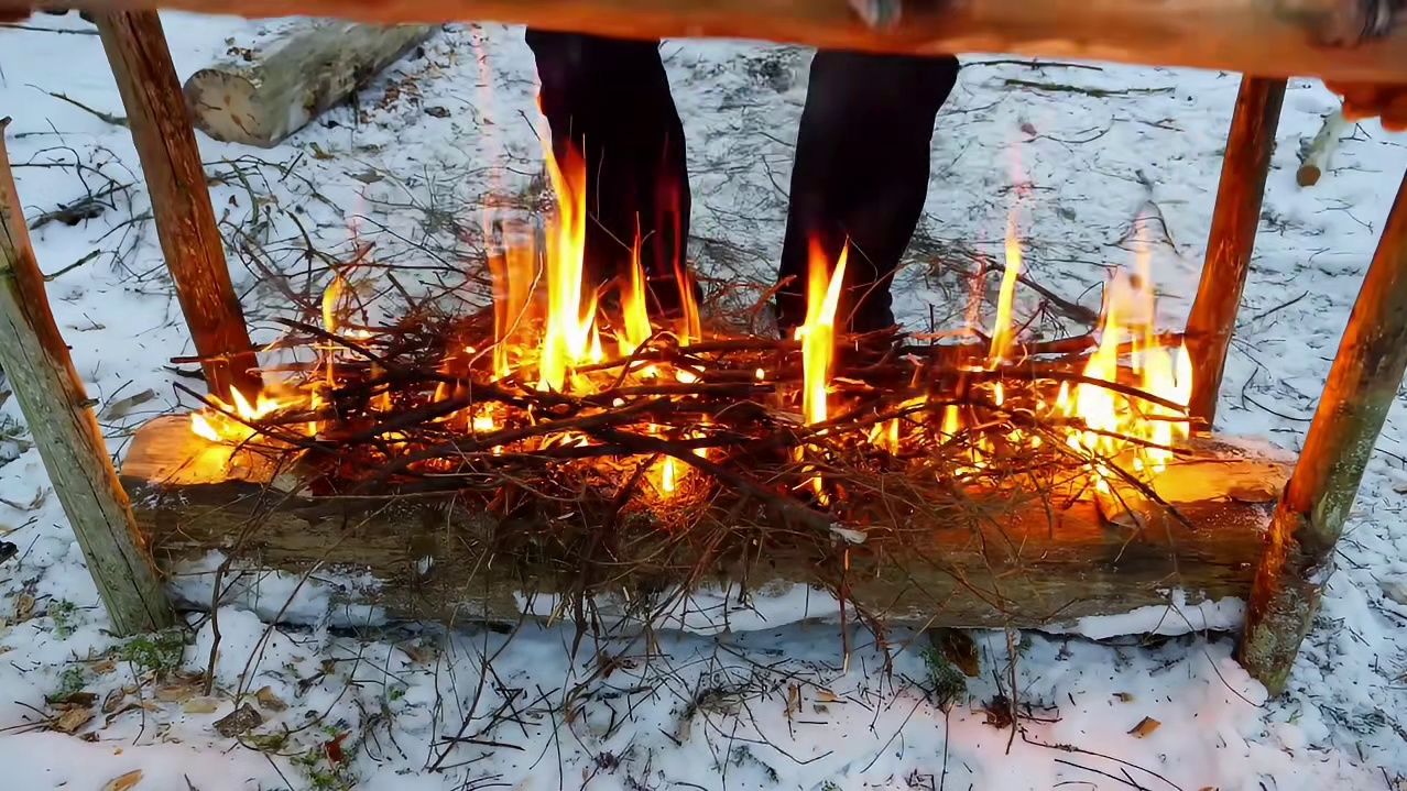 零下30度的野外，男人竟然直接在外面露营