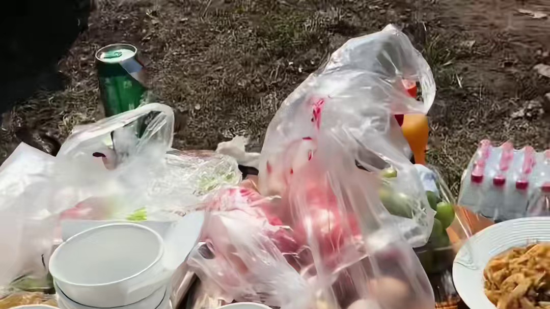 看不清未来时，就比别人更坚持就一点。