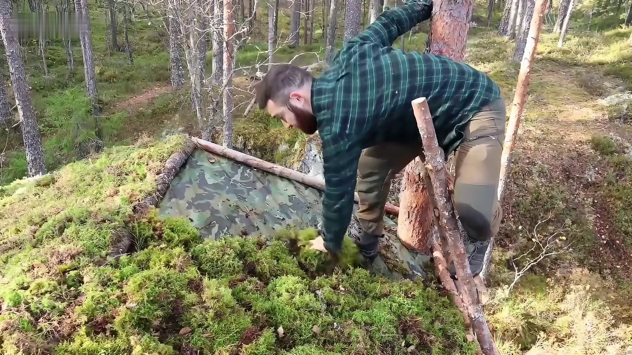 零下十几度的野外，男人不仅有温暖的小屋，而且还能吃上大餐