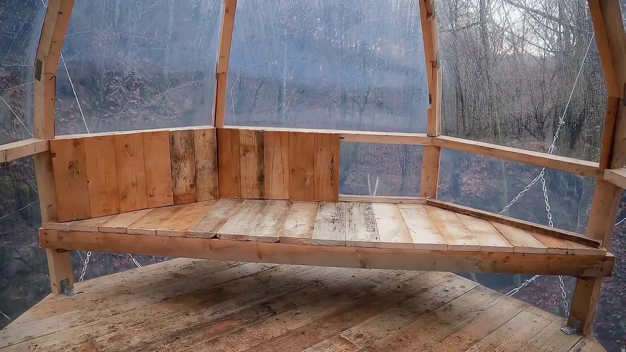 在白雪茫茫的野外，男人给自己搭建了漂亮的空中小屋