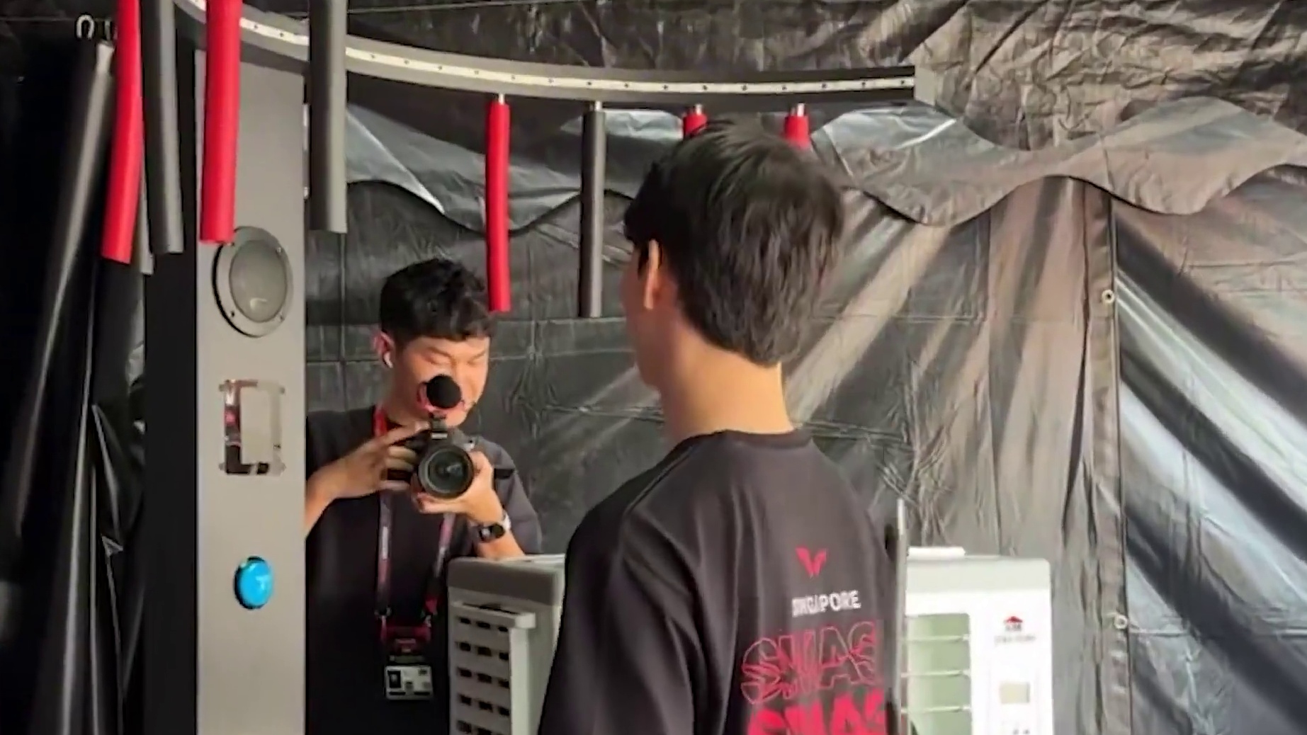 脑子：接住
手：啊？