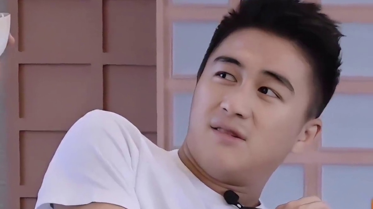 当王彦霖给何猷君夹蚕蛹  何猷君：快拿走！