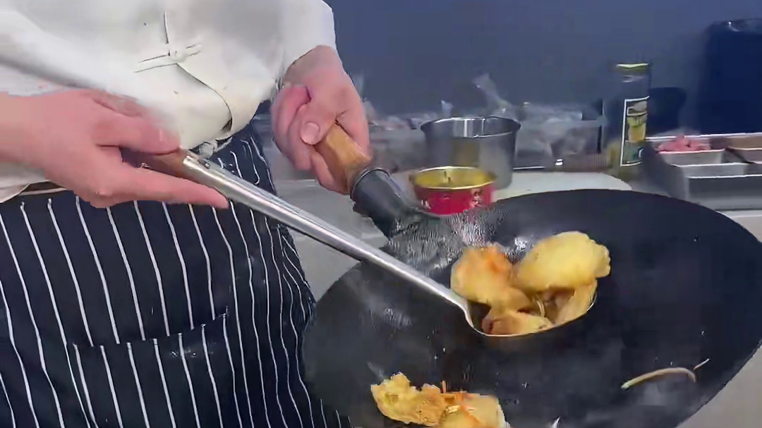 街头偶遇东北老式锅包肉15一份，嘎嘎香，嘎嘎酥脆，甜酸可口！