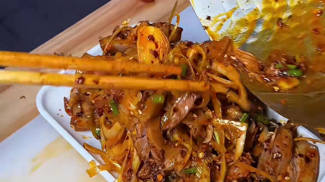 贵州深夜的牛肉臊子面，满满肉酱这一碗太香了