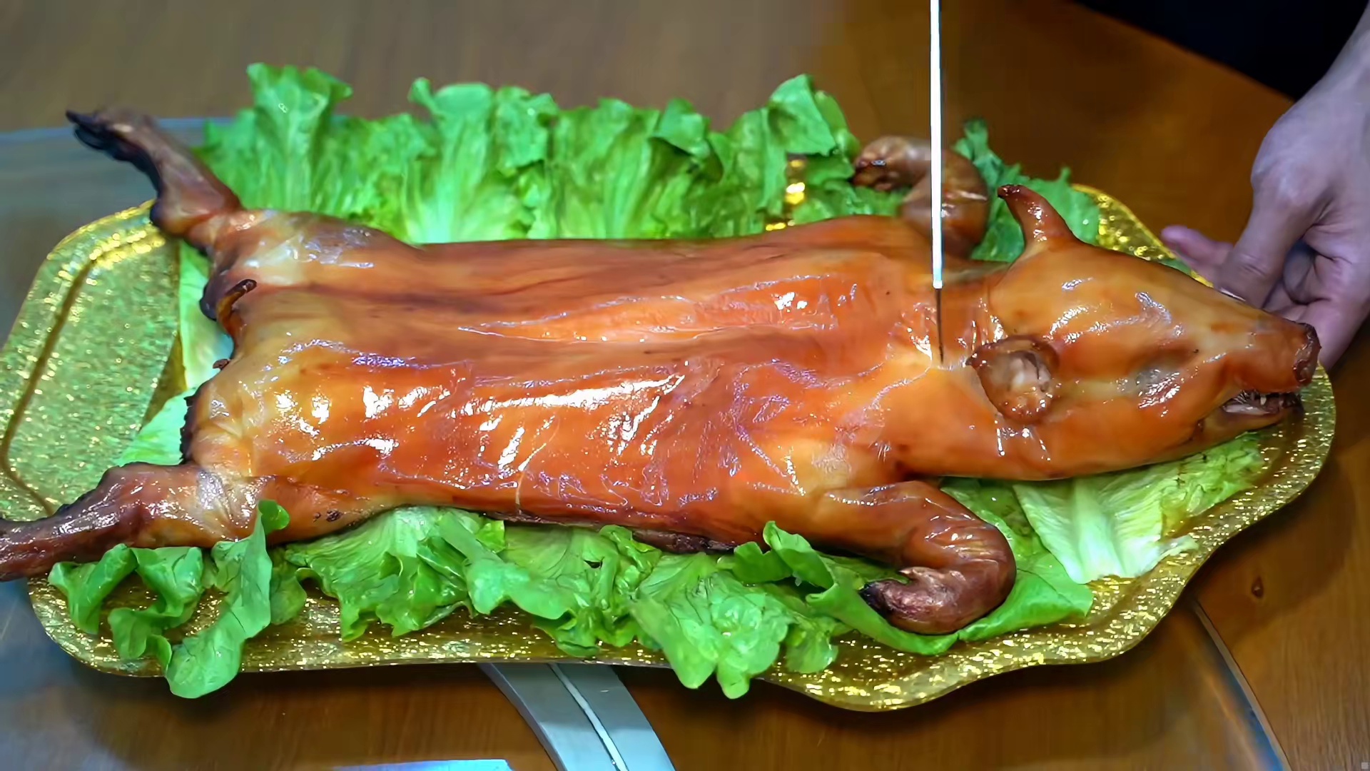 泉州大哥用陆川猪做烤乳猪，60天卖了2000头猪，2个月营收60万