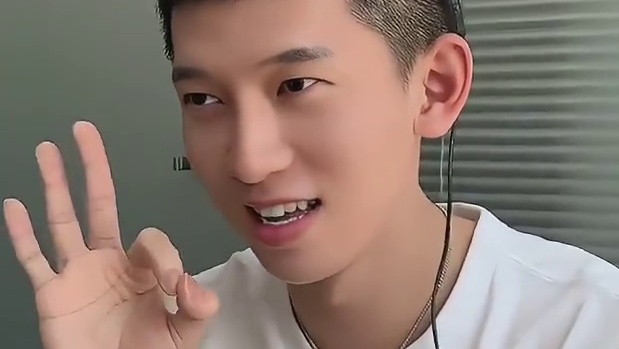 男孩攒钱为男友购买了