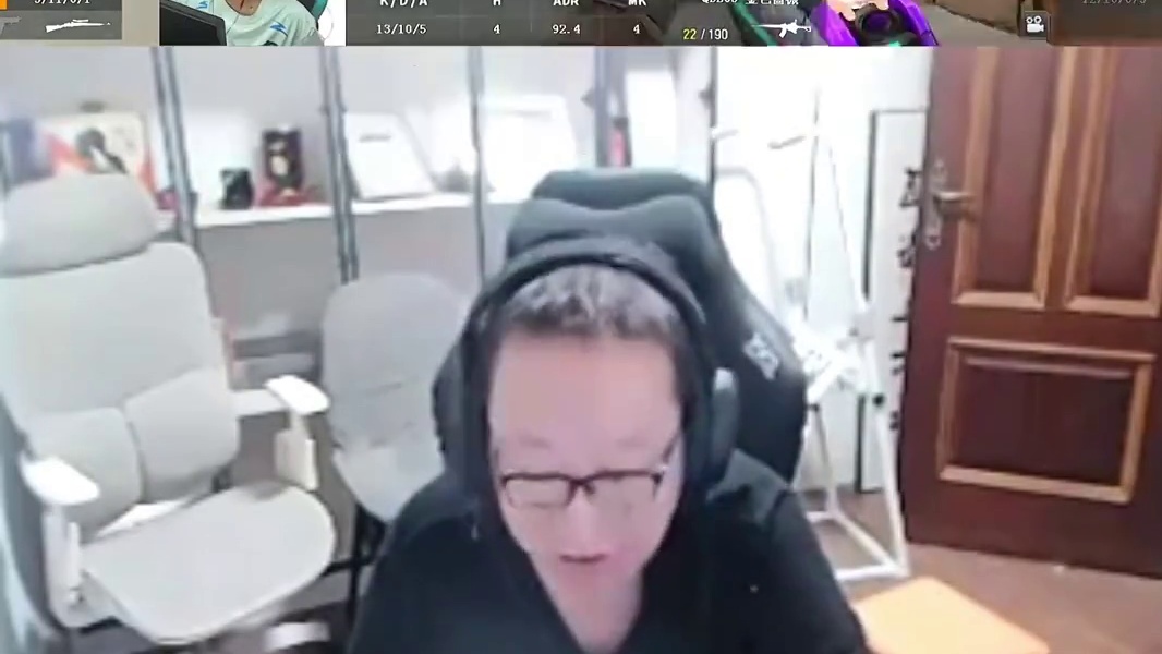 嘉伟对着墙一顿输出，弹幕问嘉伟在干嘛，绝迹说嘉伟吃白了， 那不然还能是白鲨嘉伟啊？CFP