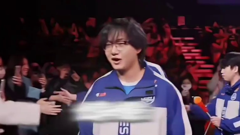 fly看到他们自己都懵了，和已经退役了的花海击拳，以及和cat他们击掌 ，以后再也出现不了这种画面了