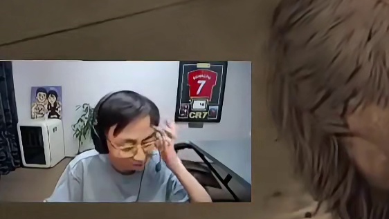 “姿态水晶哥Sask玩生化9初遇护士站丧尸，个个吓成表情包！”