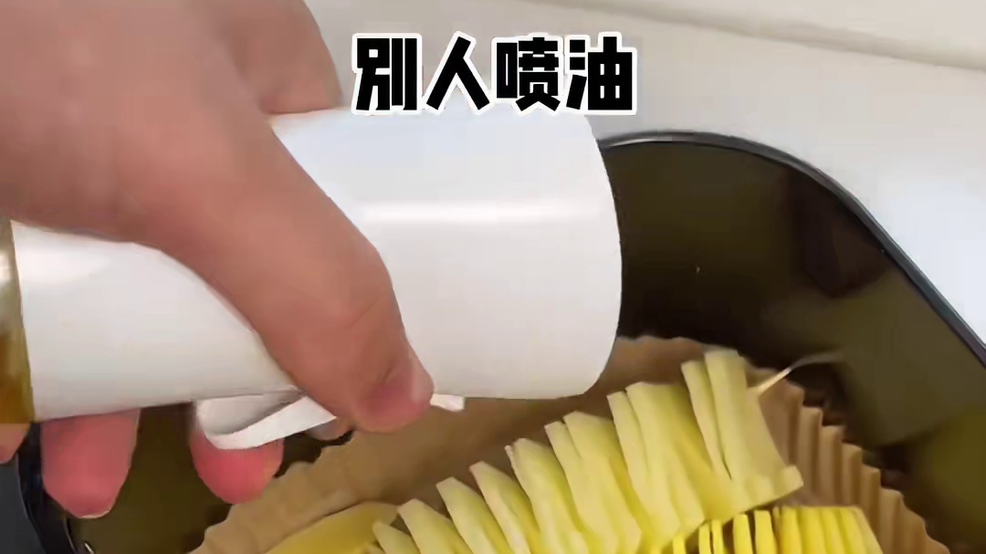两根筷子就能搞定酥酥脆脆的旋风薯塔，再撒上五香粉(应该没过期)和番茄酱，真是太美味啦！塔