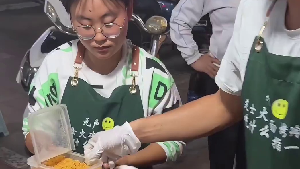 街头偶遇无声烤冷面！点了一份大满贯太满足了