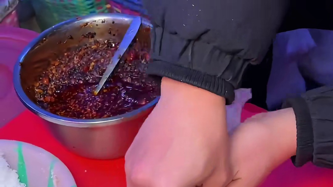 街头偶遇老太太拌面10一碗，多糖多醋的拌面你们爱吃吗？