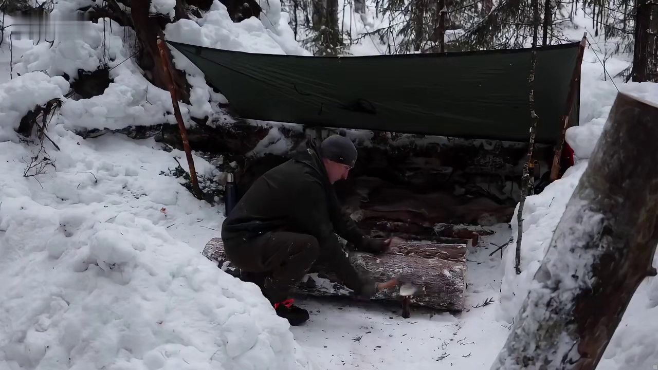 零下三十度的天气，男人竟然在外面这样露营