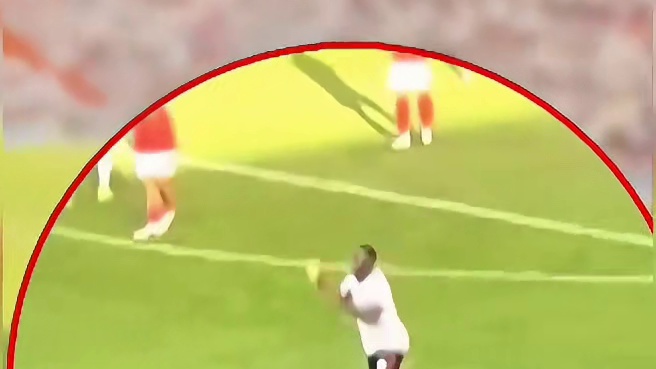 当队友进球时，一旁的科纳特开心的翻跟斗庆祝#足球