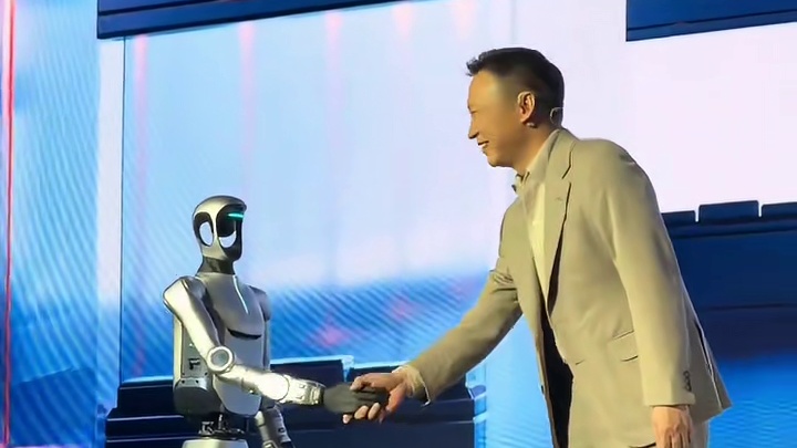 荣耀机器人震撼老外 荣耀在MWC2026大会前夕，展示了荣耀Robot机器人和Robot Phone