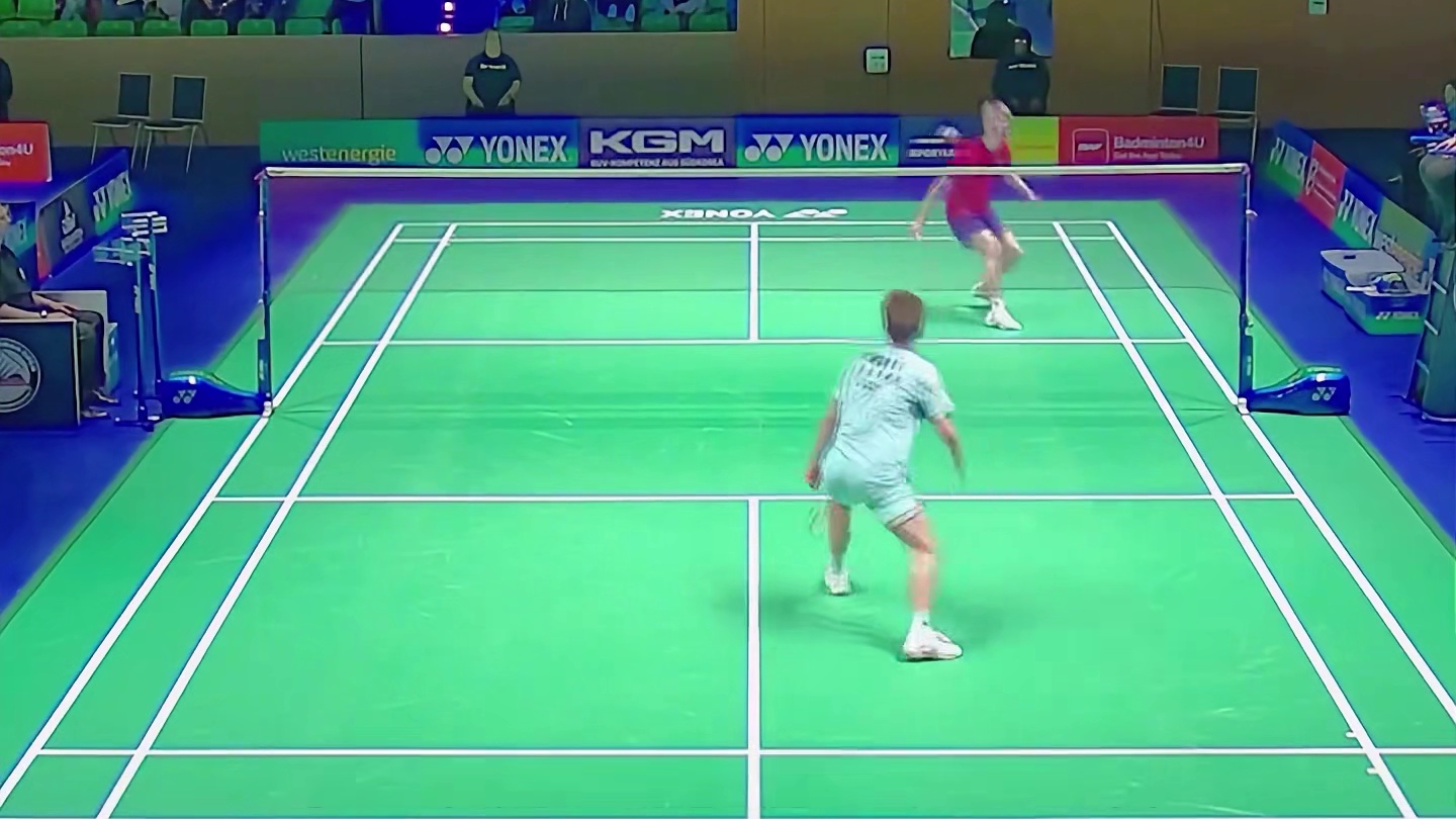 首轮的翁泓阳2比0轻松取胜，晋级16强