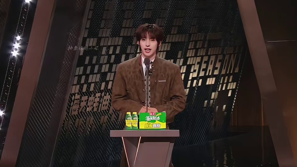 主包果然在更大的舞台上陪我们说笑