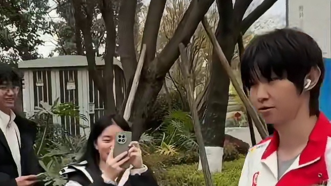 一诺钟意穿队服抵达俱乐部 期待回归