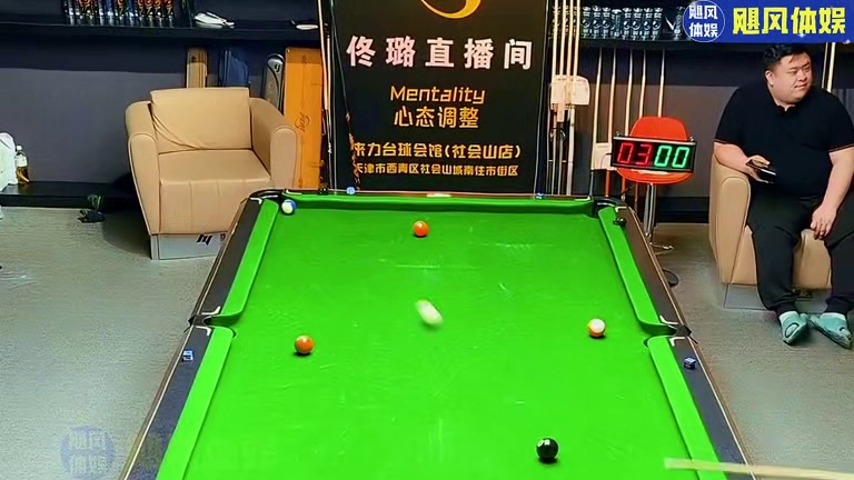 大拖鞋 小短裤 打球还得看佟璐 中八台球