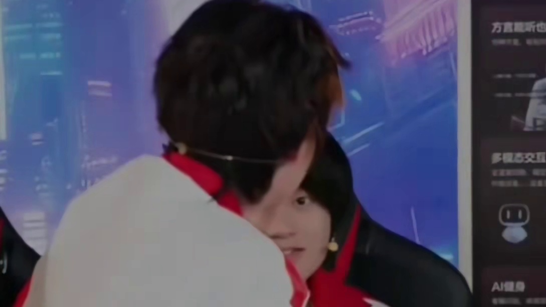 长生:啥意思不理我诺哥，那我来，模仿小度说了句我在，直接把旁边的几人逗笑了