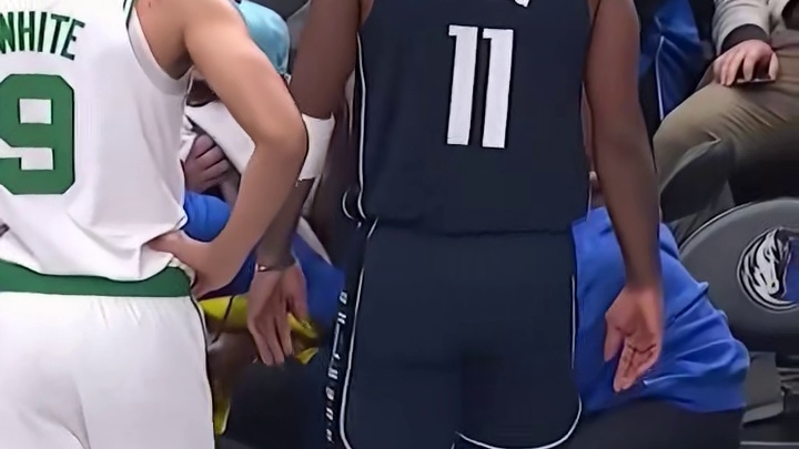 欧文传球砸到小球迷后，立马走上前去安慰小球迷