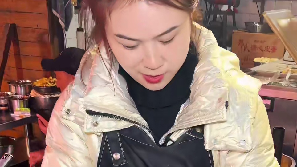 贵阳菜市场里的烧辣椒拌皮蛋 15一斤 酸咸麻辣你们感觉值不值？