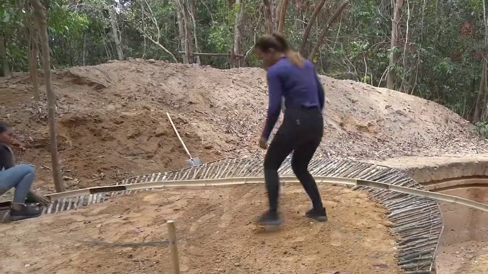 荒野建造，寡妇翠花带着妹妹，在荒野外搭建价值百万的豪宅。