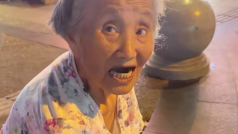 88岁蛋烘糕婆婆好开朗哦！蛋烘糕料也很足！