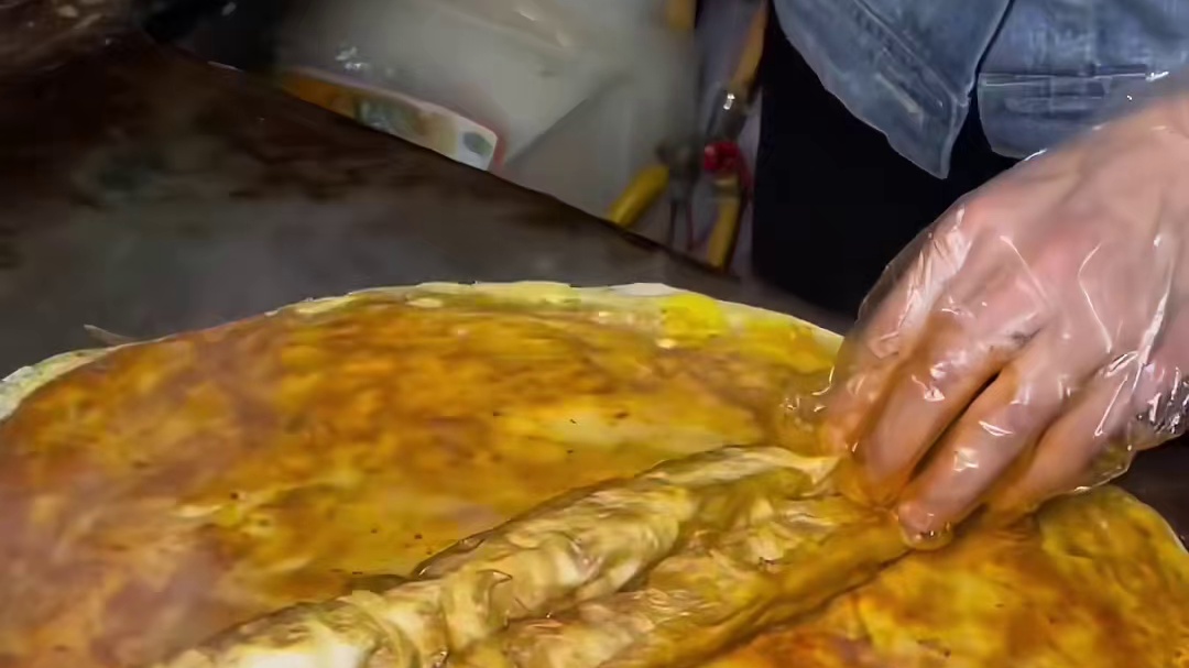 此时一位优雅的东北公主正在等待她的下午茶，煎饼果子