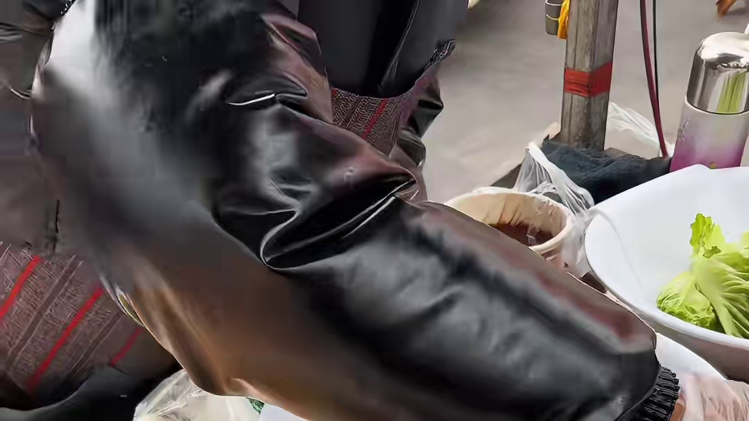 十块钱一份的鸭肠卷饼，你们觉得值嘛？