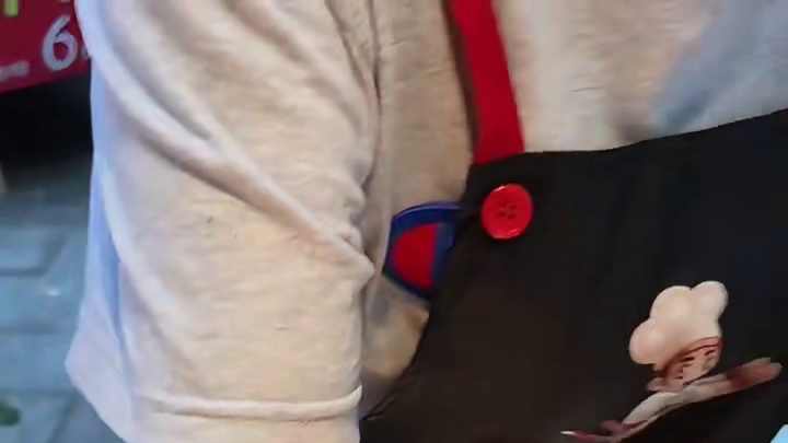 大学门口一元一串的麻辣烫，10块就能吃个饱，大学生太幸福了！