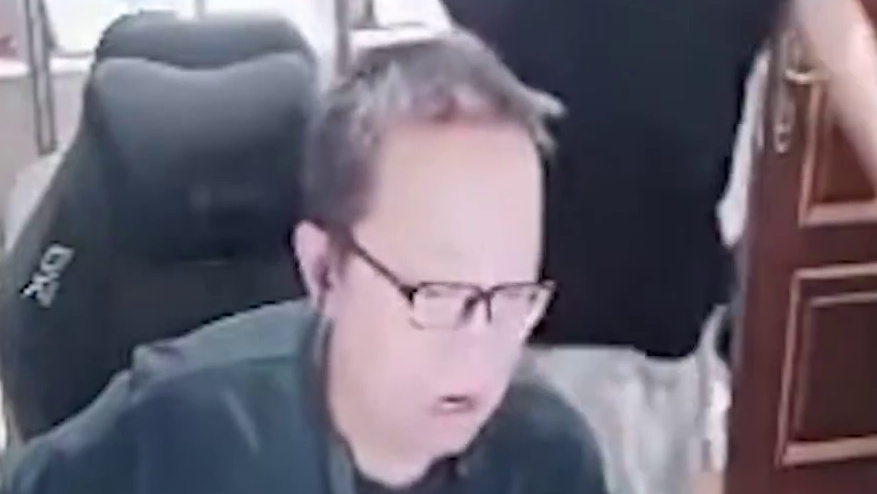 欧欧跟绝迹商量要卖嘉伟，欧欧说补50给嘉伟哥送走