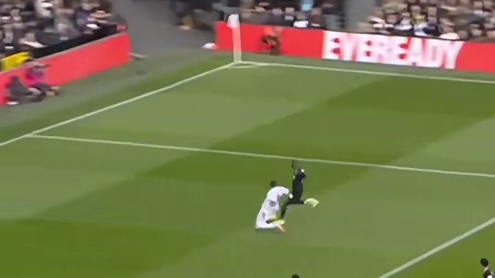 防线寸土不让！迪奥普关键铲球化解危机