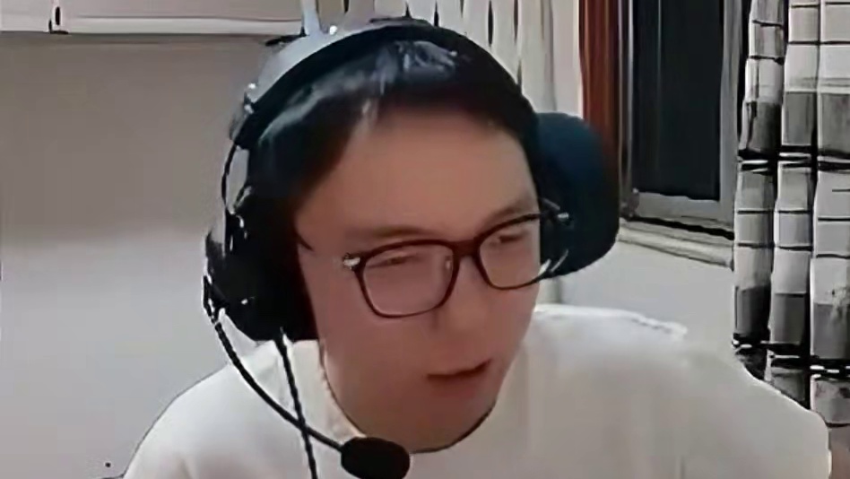 AG异域凶猛进攻打得超子无奈托腮，米哥直言Doo今天状态一般但四个步枪手很来劲